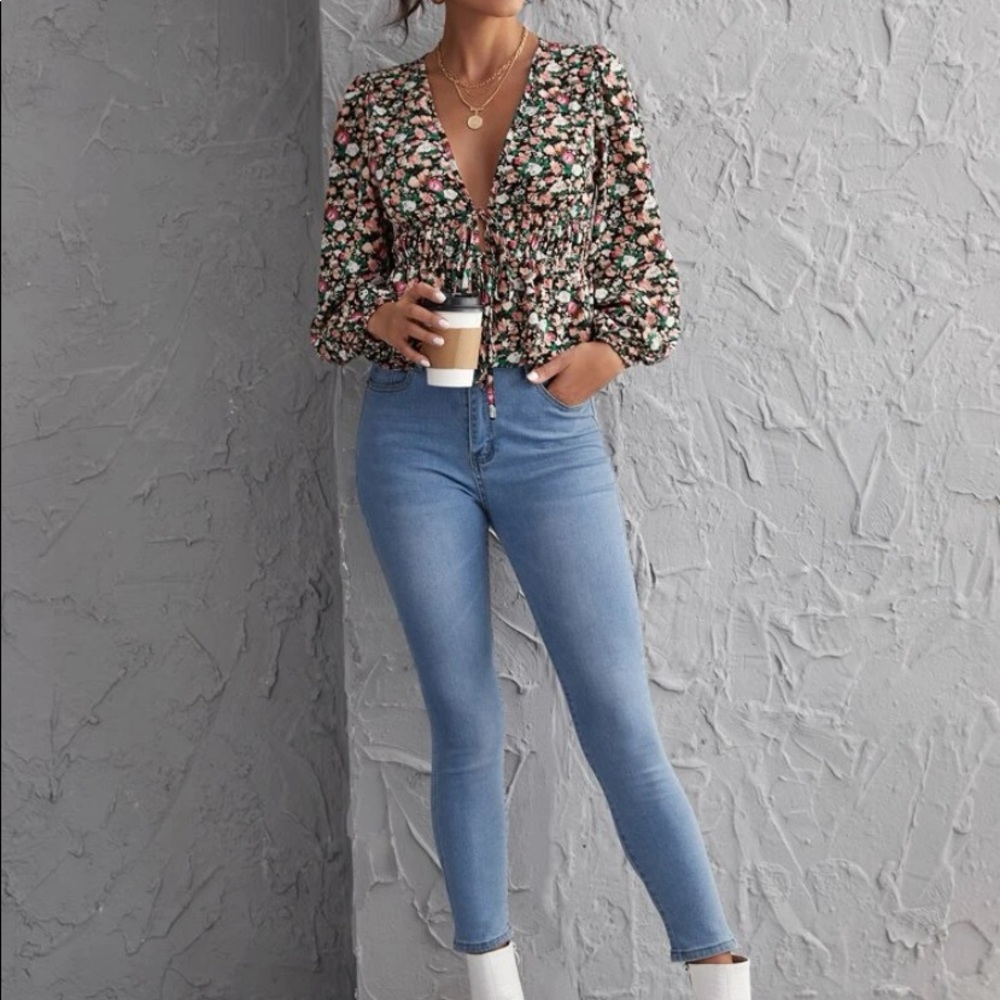COPY - Floral v neck crop Top - Picture 2 of 5